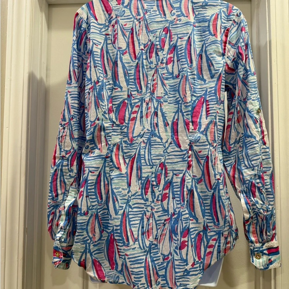 Lilly Pulitzer Button Down Cruiser Resort Sailboat Blouse Size 8 - Picture 2 of 8
